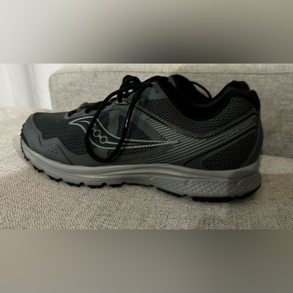 Like new, men’s Saucony gray tennis shoe in size 14w.